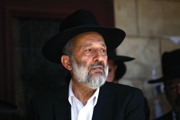 אריה דרעי בהלוויתו של הרב שלום כהן