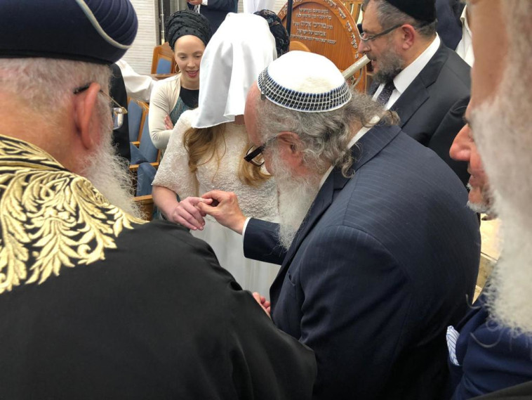 פולארד ובת זוגו במהלך טקס החתונה