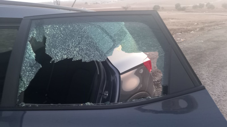 שמשות הרכבים שנופצו בהפגנת הדגלים השחורים