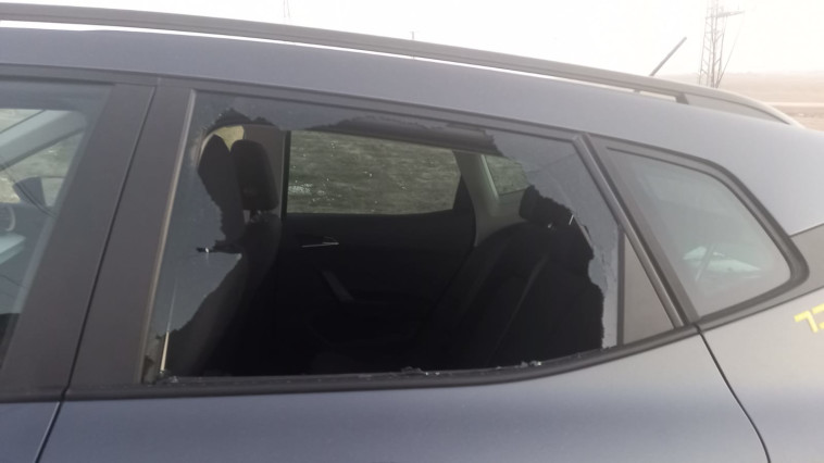 שמשות הרכבים שנופצו בהפגנת הדגלים השחורים