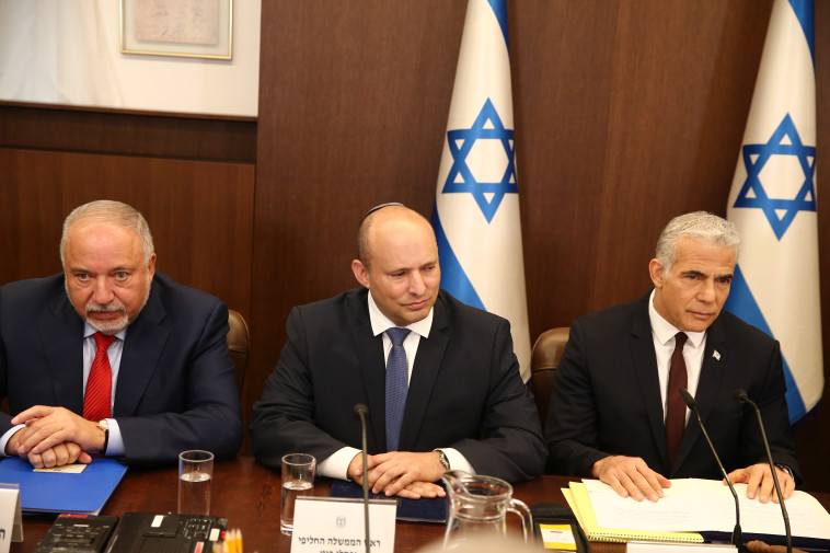 יאיר לפיד, נפתלי בנט ואביגדור ליברמן בישיבת הממשלה השבועית