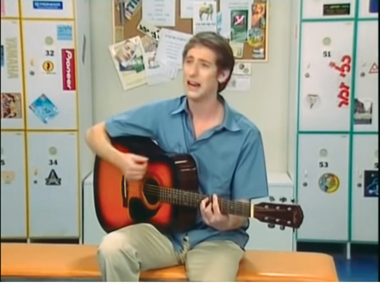 פיני טבגר בדמותו של נחי בשיר שלנו