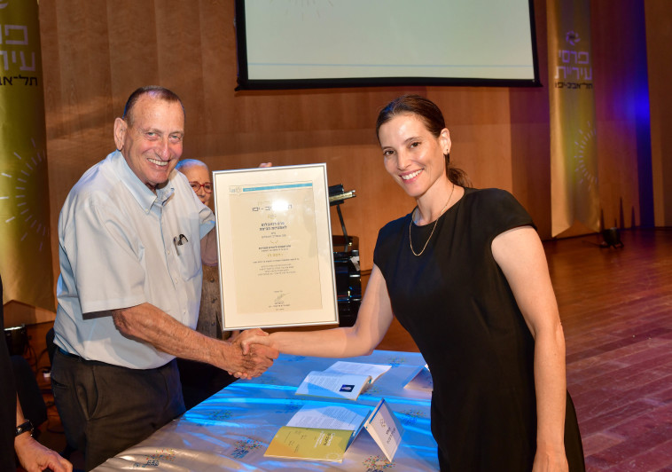 רננה רז מקבלת את הפרס