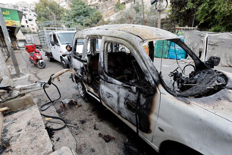 רכב שעלה באש בשכם (צילום: REUTERS/Raneen Sawafta)