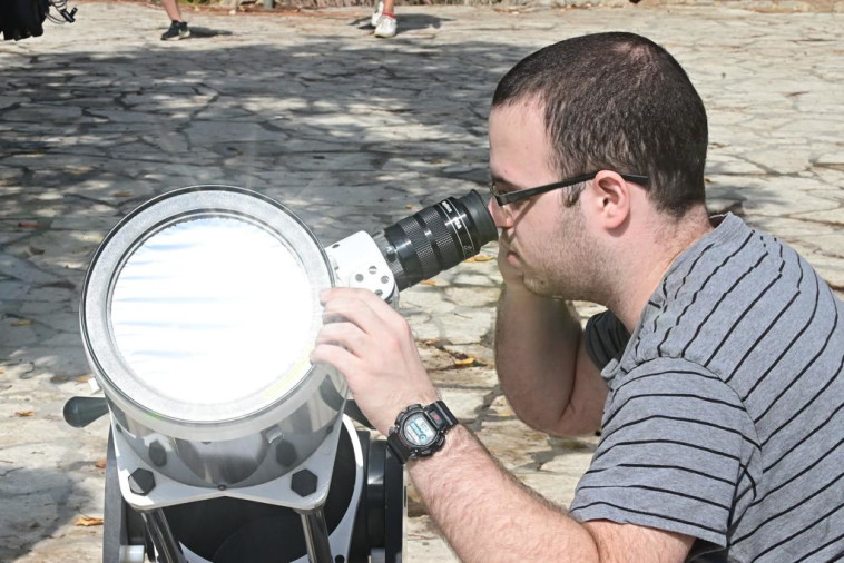 צופה בליקוי חמה