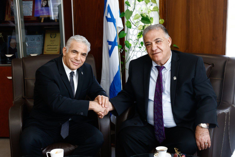יאיר לפיד עם ראש עיריית נצרת עלי סלאם