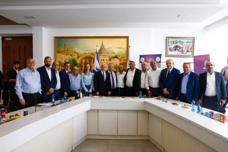 יאיר לפיד עם ראש עיריית נצרת עלי סלאם וראשי רשויות במגזר הערבי