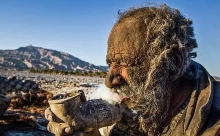 אמו חאג'י, לא התקלח 50 שנה וחי עד גיל 93