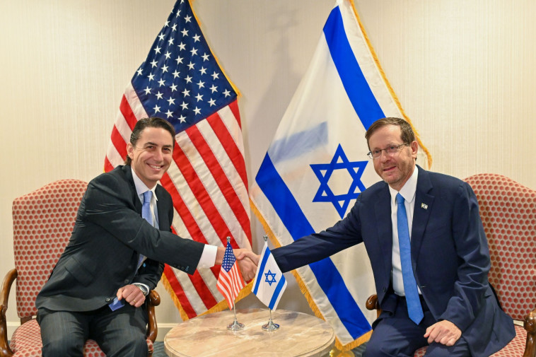 נשיא המדינה יצחק הרצוג והמתווך האמריקאי עמוס הוכשטיין