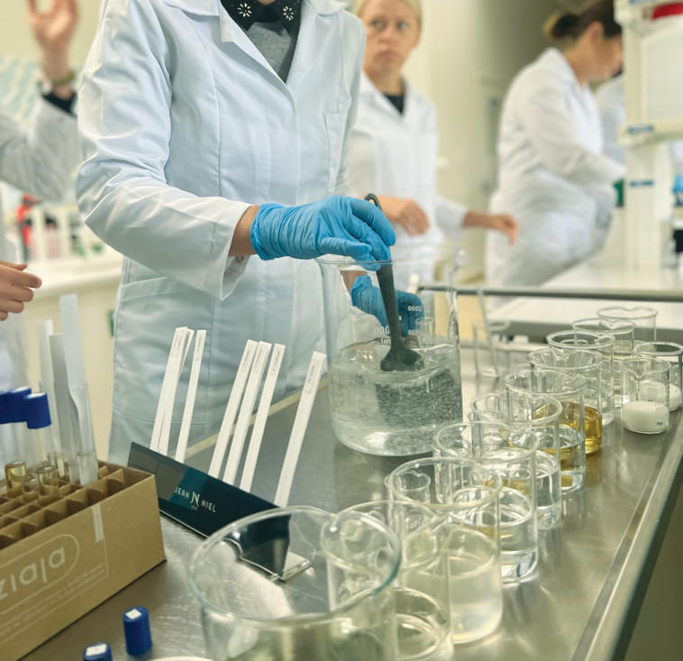 מחלקת מחקר ופיתוח במפעל זאיה פולין