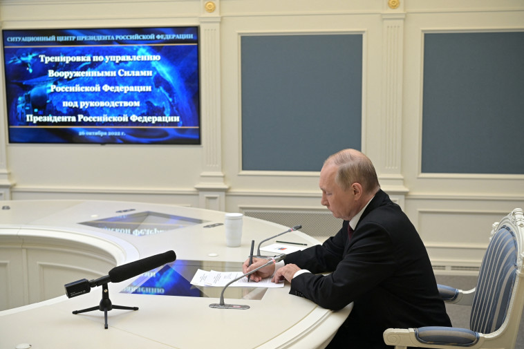 נשיא רוסיה ולדימיר פוטין צופה בתרגיל הגרעין (צילום: רויטרס)
