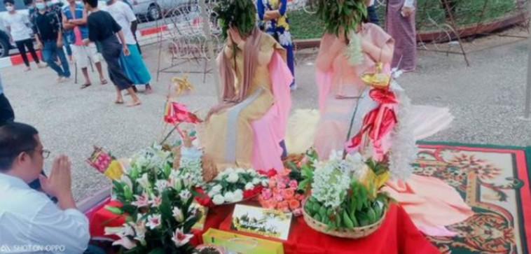 הלבישו אותן בבגדי חתונה מסורתיים ולקחו אותן לפגודת השוודגון של יאנגון ב-22 באוקטובר (צילום: מתוך פייסבוק)