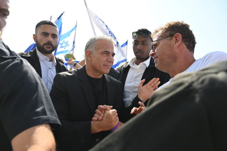 יאיר לפיד בהרצליה