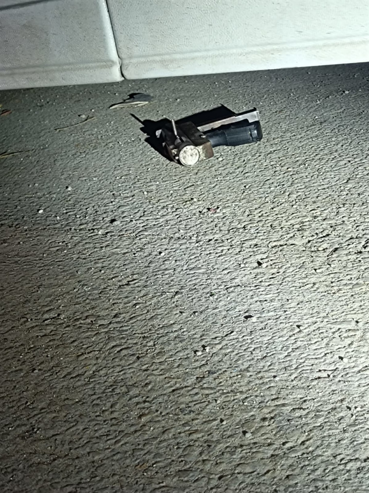 בין כלי הנשק שנתפסו בזירה