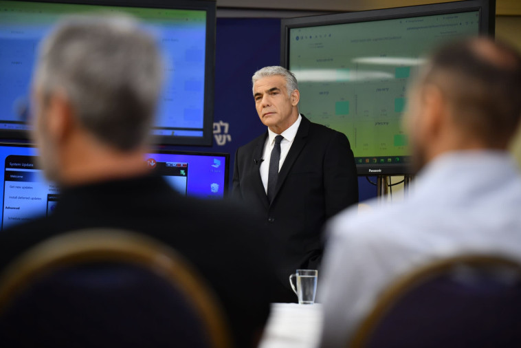 יאיר לפיד במטה הבחירות של ''יש עתיד''