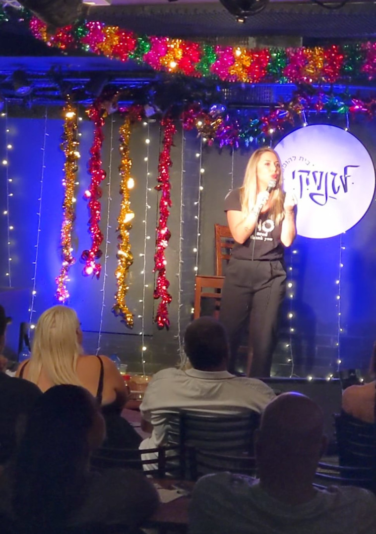 מורן אזערי במופע סטנד-אפ בלגנסקי