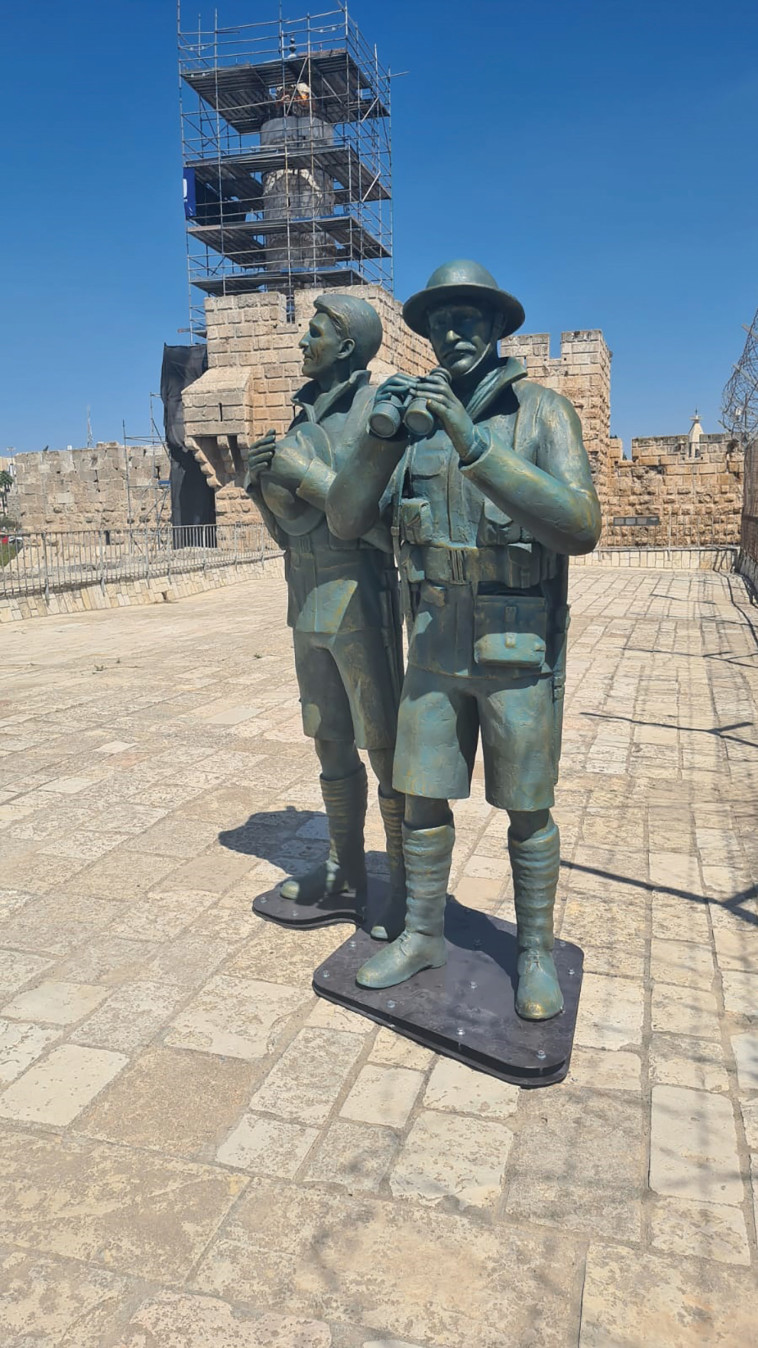 דמויות בריטיות מתוך מיצב שומרי החומות על טיילת החומות בירושלים (צילום: פמי)