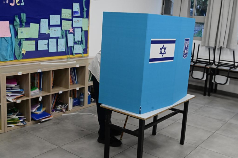 A citizen voting at the ballot box, elections (Photo: Avshalom Sassooni)