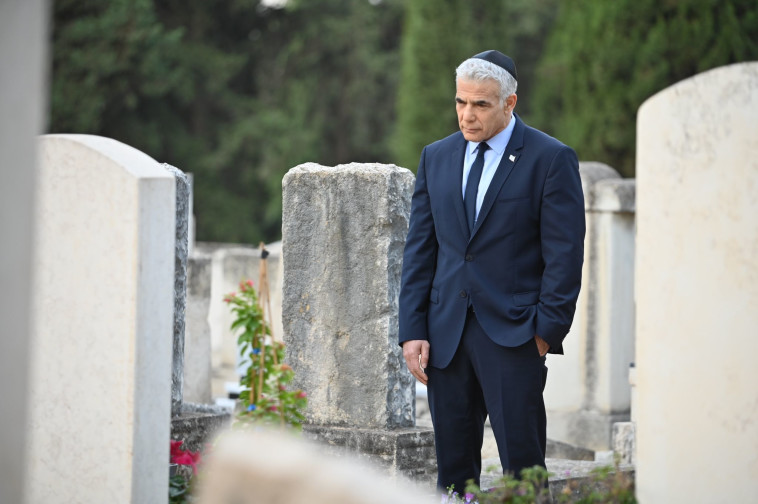 Prime Minister Yair Lapid at the cemetery (Photo: Elad Gutman)