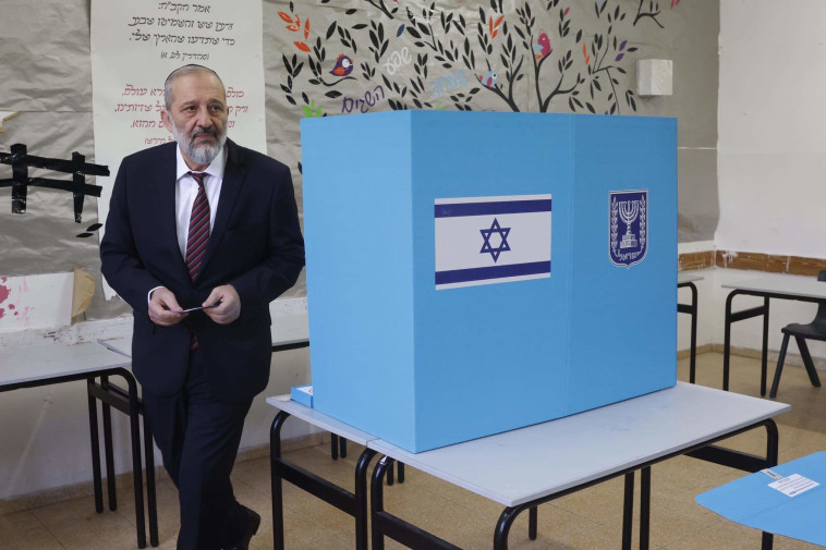 Sha's Chairman Aryeh Deri votes for the 25th Knesset (Photo: Marek Israel Salem)