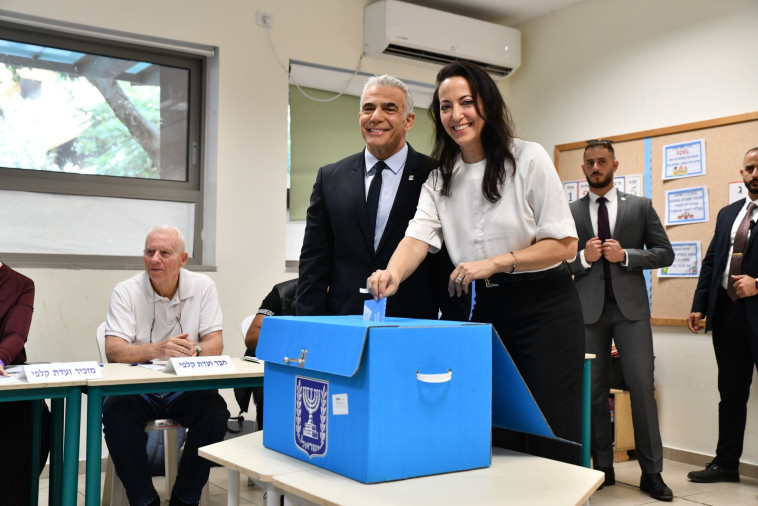 Yair and Lihya Lapid voting for the 25th Knesset (Photo: Elad Gutman)