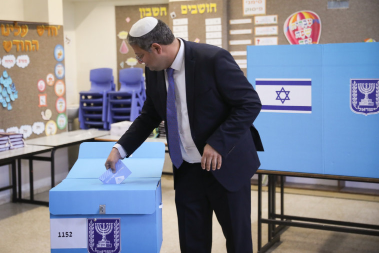 Otzma Yehudit Chairman Itamar Ben Gabir votes in the 2022 elections (Photo: Noam Ravkin Fenton, Flash 90)