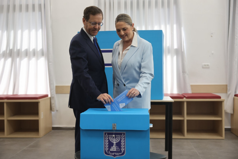 President Herzog and his wife vote, 2022 election (Photo: Yonatan Sindel/Flash90)