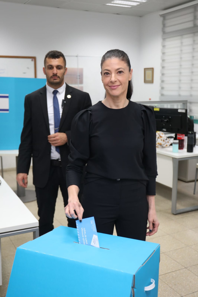 Merav Michaeli voting for the 25th Knesset (Photo: Raanan Cohen)