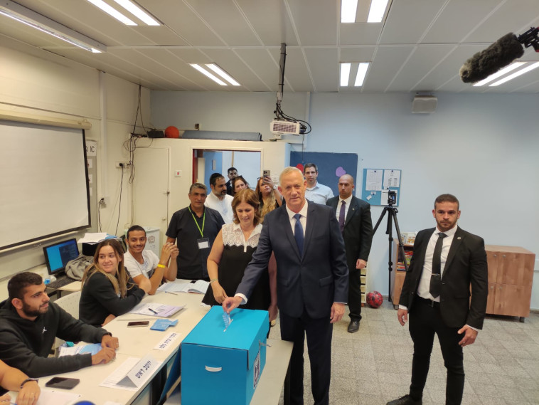 Benny Gantz votes in the 25th Knesset elections (Photo: Ehud Amithon/TPS)