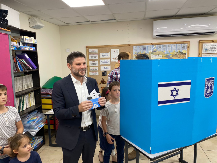 בצלאל סמוטריץ' מצביע בבחירות לכנסת ה-25