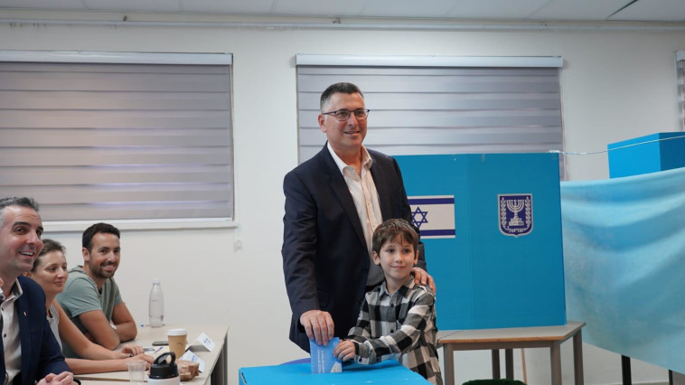 Gideon Sa'ar votes in the elections to the 25th Knesset (Photo: No)