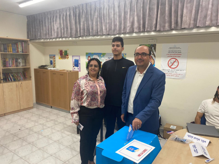 MK Sami Abu Shahada voting for the 25th Knesset (photo: Dovrot Bel'd)