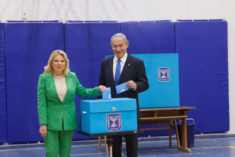 Benjamin and Sara Netanyahu at the ballot box, 2022 elections (Photo: Mark Israel Salem)