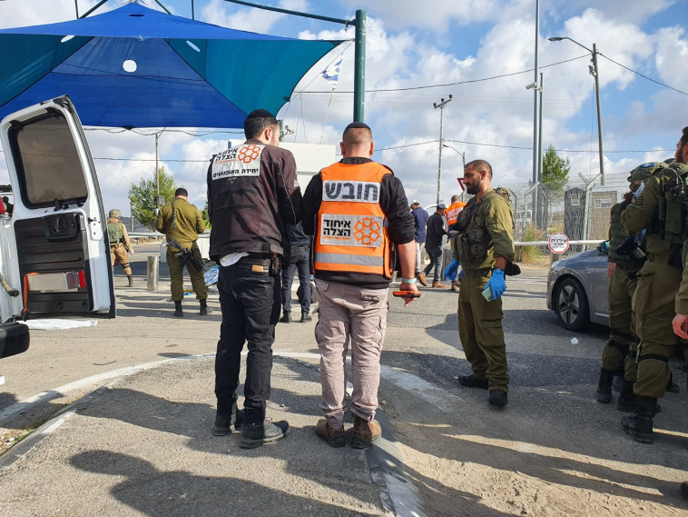 זירת הפיגוע במחסום מכבים (צילום: דוברות איחוד הצלה)