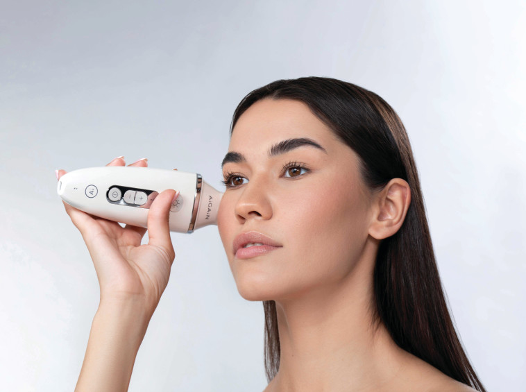 Eigen- aigain - medical cosmetic device (photo: Adi Orni)