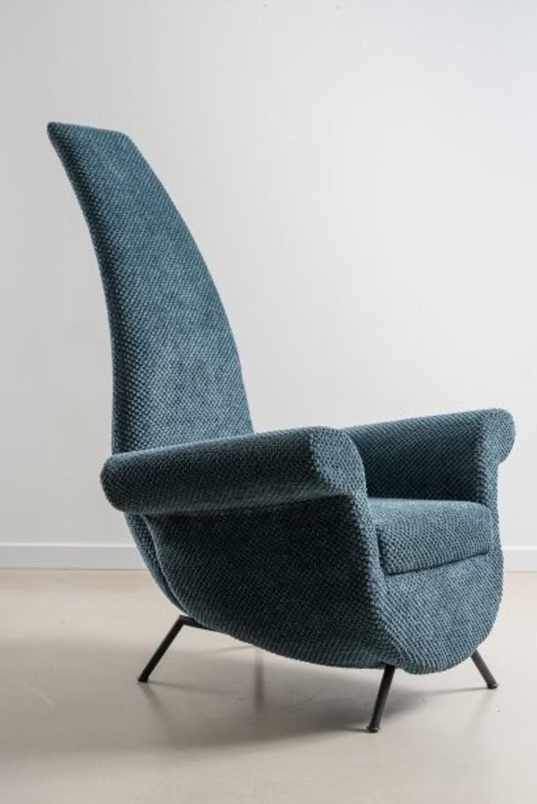 כורסא של המעצב יפרח בן צבי. מחיר: 18,000 שקלים