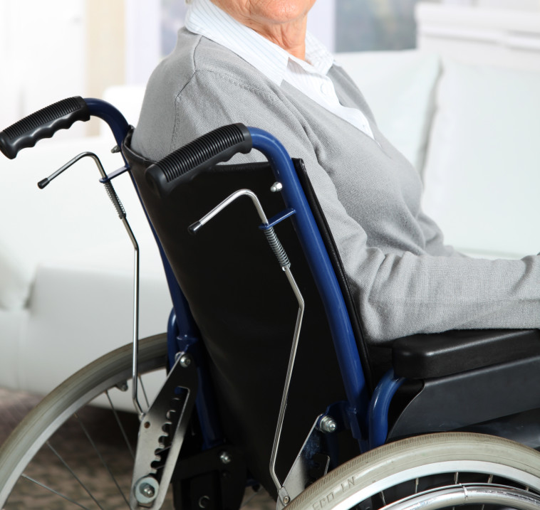 אשתו הייתה מרותקת לכיסא גלגלים, נמאס לו לטפל בה