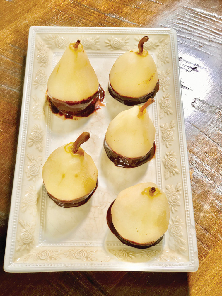 אגסים שלמים ברוטב שוקולד