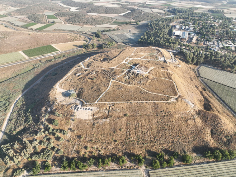 תל לכיש (צילום: אמיל אלג'ם, רשות העתיקות)