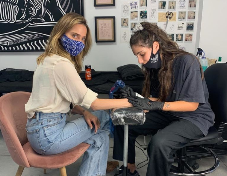 כמה שהיא אלוהית. רותם סלע בסטודיו של המקעקעת שרה קורי