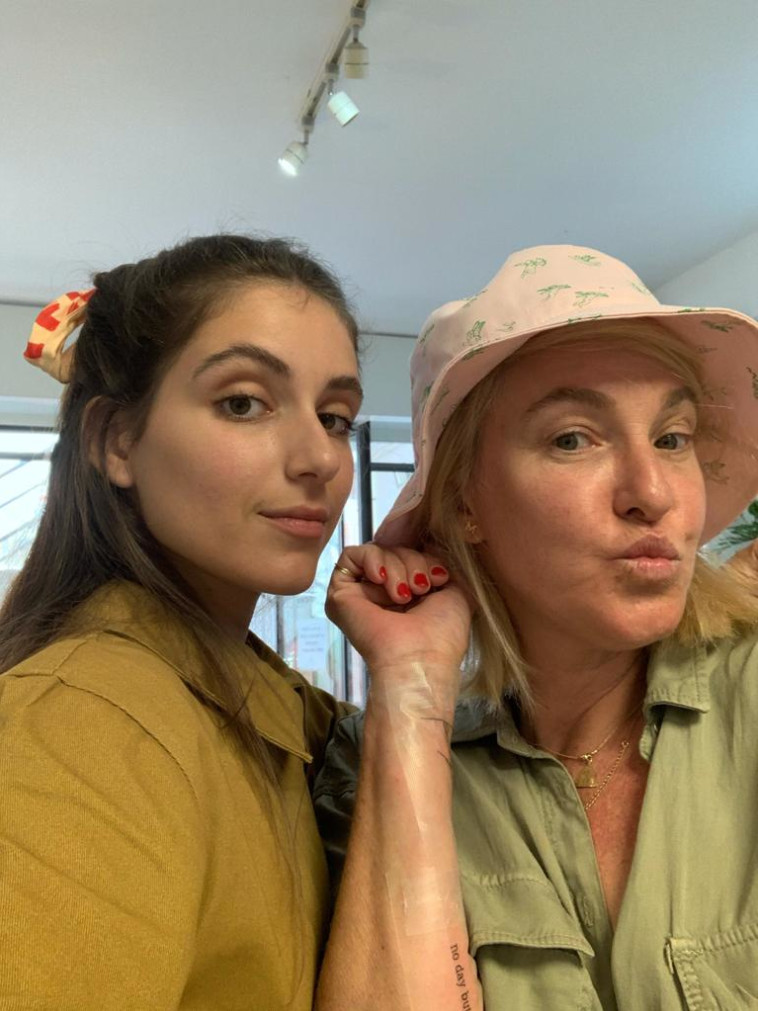 מיה דגן בסטודיו של המקעקעת שרה קורי