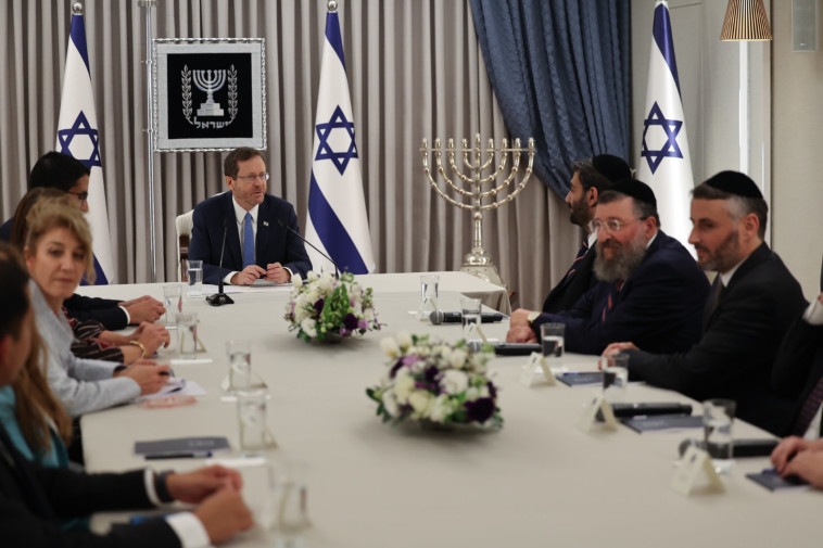 נציגי ש''ס בהתייעצות בבית הנשיא 