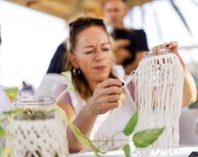 עירית מעין תמר סדנת מקרמה ותכשיטים. פסטיבל סדום ואהבה