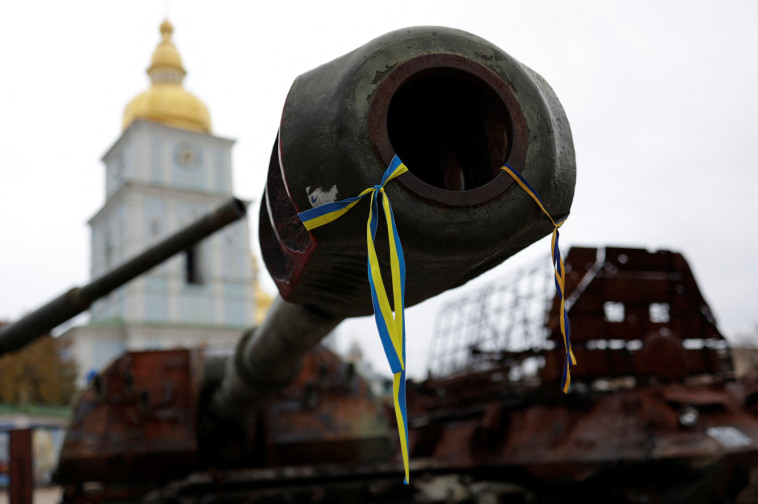 דגל אוקראינה על קנה של טנק רוסי (צילום: REUTERS/Murad Sezer)