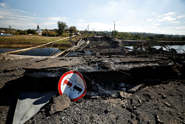 גשר הרוס באוקראינה (צילום: REUTERS/Zohra Bensemra)