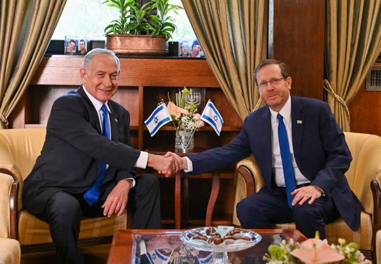 נשיא המדינה יצחק הרצוג מעניק את המנדט להרכבת הממשלה לבנימין נתניהו