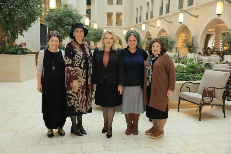 נשות ראשי הקואליציה. שרה נתניהו, יפה דרעי, רבקה גולדקנופף, אילה בן גביר, גלית מעוז