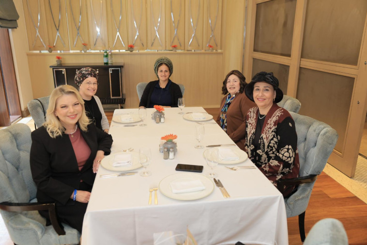 נשות ראשי הקואליציה. שרה נתניהו, יפה דרעי, רבקה גולדקנופף, אילה בן גביר, גלית מעוז