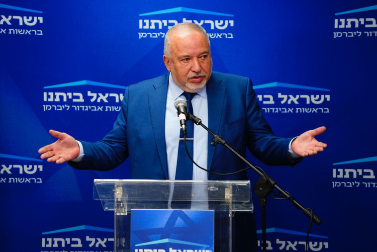 שר האוצר אביגדור ליברמן בפתח ישיבת סיעת ישראל ביתנו