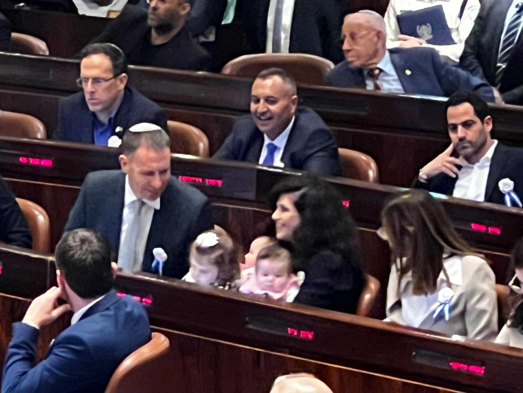 ח''כ שרן השכל עם בנותיה במליאת השבעת הכנסת ה-25